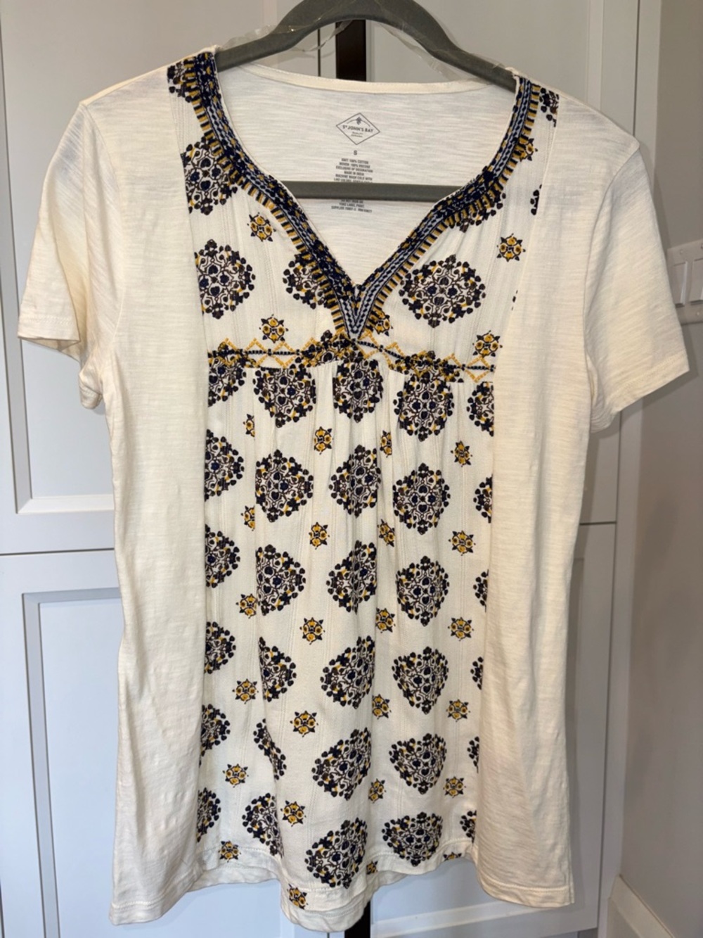 St. John's Bay Cream Short-Sleeve V-Neck Embroidered Medallion Print Top Small